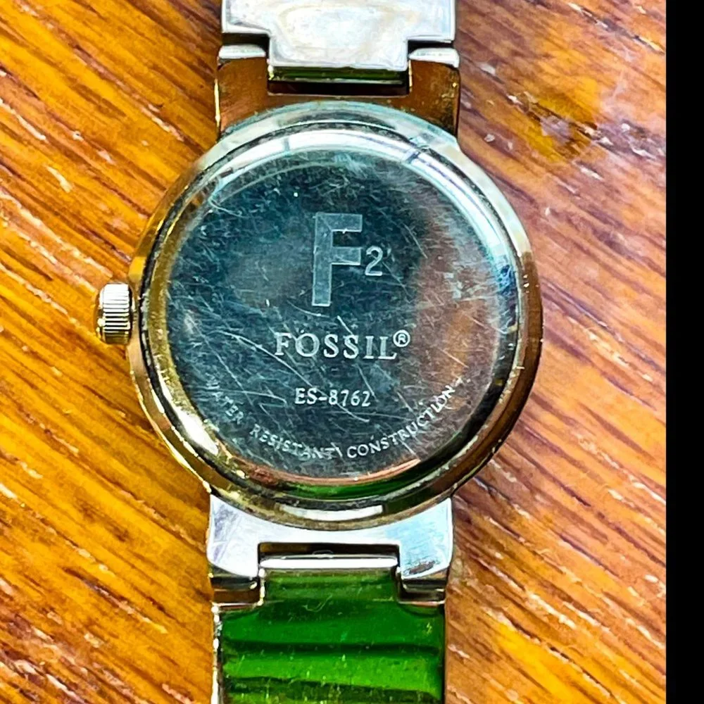 ⭐️HP⭐️VTG▪️FOSSIL▪️f2 Silver Tone Roman Numeral Watch & Collector Tin Extra Link